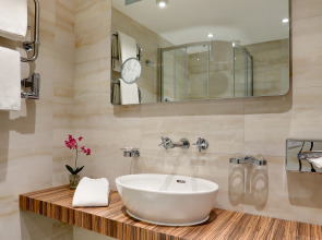 Avalon Hotel & Conferences