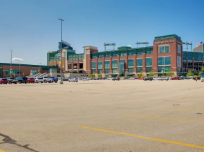 Retro Green Bay Home: Steps to Lambeau Field!