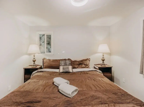 49sl - Hot Tub - Wifi - Fireplace - Sleeps 10 3 Bedroom Home by Redawning