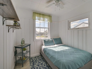 Cozy Hampton Vacation Rental, Walk to Beach!