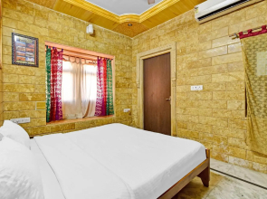 Capital O 85541 Hotel Crown Villa