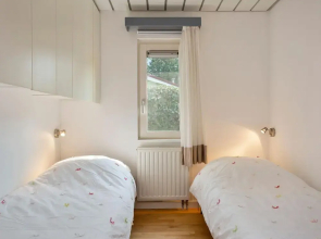 Light and Quiet Chalet With Beautiful Terrace Near Historic Goedereede
