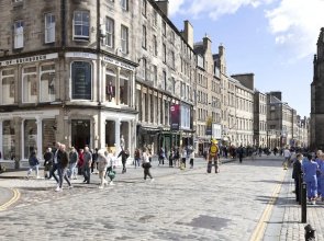 JOIVY Homely 1-Bed Flat By St Giles W/ Desk, Edinburgh