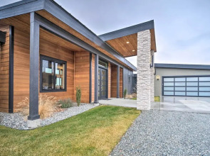 Lavish Lake Chelan Escape: Pool & Panoramic Views