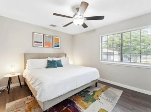 Spacious and Fun King Bed 2BR w Pool 5 Min to DT