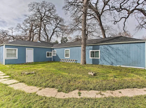 Walk to At&t Stadium: Arlington Home w/ Yard!