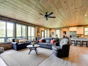 Cobbly Nob Resort Cabin: Hot Tub, Pool & Views!