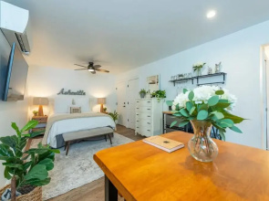 Pet Friendly Studio Near Biltmore w Espresso bar