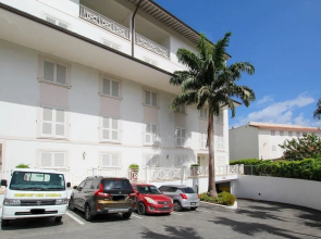 Beachfront luxury modern 2-bed apt with pool by BSL Rentals