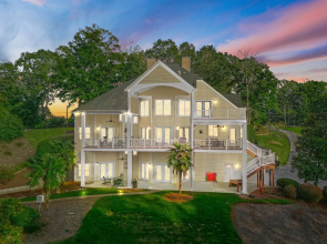 Lakefront 6bdr, Priv Dock, Game Room, Firepit Jake's Lake House by Avantstay