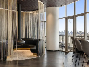Gorgeous High-rise Unit With Sky Bar, Pool and Gym
