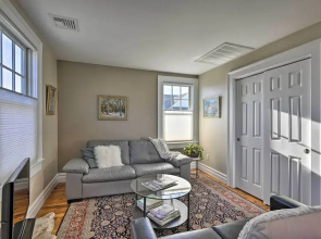Bright Apartment - 1/2 Mi to Greenport Harbor!