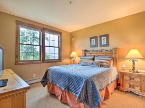 2-story Condo w/ Mtn View, Steps to Ski Lift!
