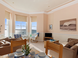 7 South Beach Court - Sea Front Apartment With Spectacular Sea Views