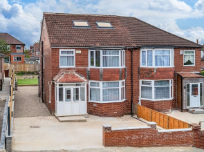 Immaculate 5-bed House in Leeds