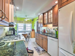 Townhome w/ Porch, 7 Mi to Lincoln Financial Field