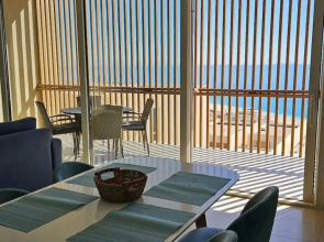Sunny Coastal Getaway Green Coast