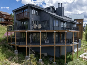 Wapiti 4 Bedroom Duplex by RedAwning
