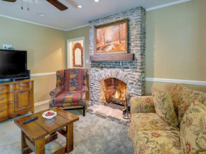 Charming New Bern Cottage w/ Grill & Fire Pit!