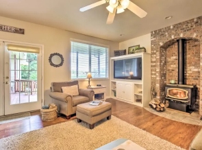 Mcminnville Wine Country Home w/ Hot Tub + Deck