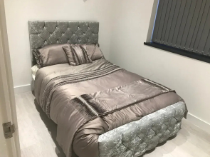 Charming 2-bed Flat in Swansea