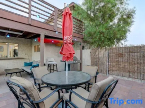 Strip-Side Villa 5Br3BA, Pool, Mini Golf, Karaoke