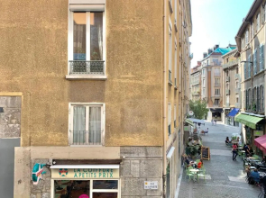 Heart of the city center Spacious T3 totally renovated ! #BC