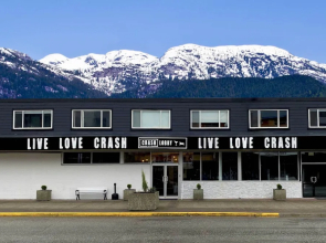 Crash Hotel Squamish