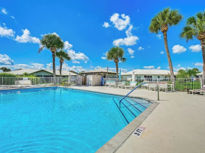 Sunny Canal-view Villa w/ Lanai in Sebring!