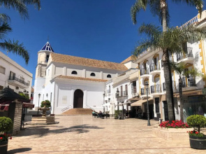 Apartment - Sleeps 4 - Parking - Garden - Pool