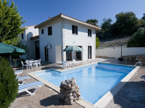 Loura Villa