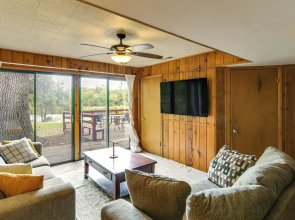 5 Mi to Lake Oroville: Huge Riverfront Home!