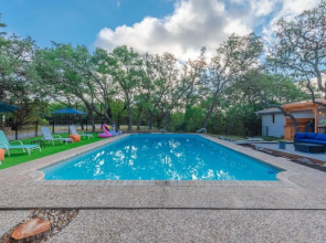 Luxury House with POOL, Private yard & BBQ area, 4 min from Fiesta Texas