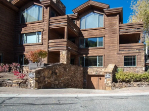 Lux Baldy Vista at Warm Springs Home + Hot Tub - Walk to SV Ski Lifts