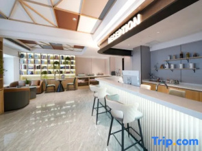 Chenya Yushe High-altitude City View Cinema Hotel (Hunan Financial Center Chazishan Subway Station)