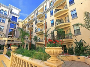 DTLA Apartment With Parking and Pool