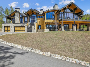 The Crowne Summit 6 Bedroom Home