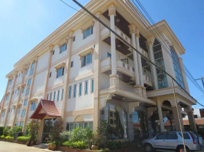 Ladtana Phetarmonchai Hotel