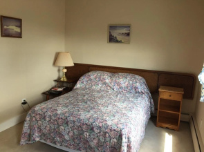 Admiral's Quay Motel & Suites