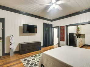Modern Greenwood Studio < 1 Mi to Downtown!