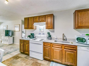 The Southern Oak- 10 mins to airport, 20 mins to beach