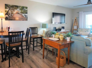 Airy Oceanfront Condo: Beach Views & Pool Access!