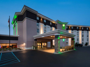 Holiday Inn Milwaukee Riverfront by IHG