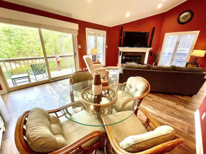 80BPD, Four bedroom, two 1/2 bath log-sided condo with lake view , garage by RedAwning