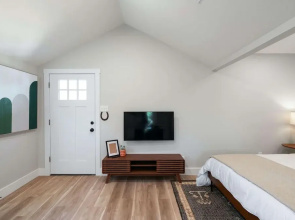 Chic Studio Walkable to Soco!