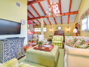 'La Petite Chalet' w/ Views in Blue Ridge Mtns!