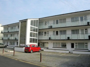 Strandways Court 8