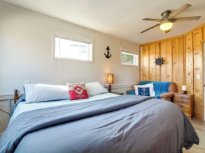 Bandon Home w/ Patio, Steps to South Jetty Park