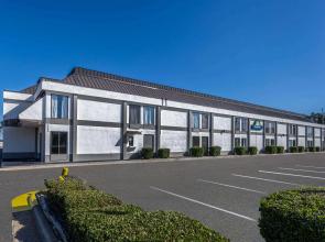 Days Inn & Suites by Wyndham Fort Bragg/Cross Creek Mall