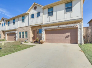 Family-friendly Irving Townhome w/ Yard!